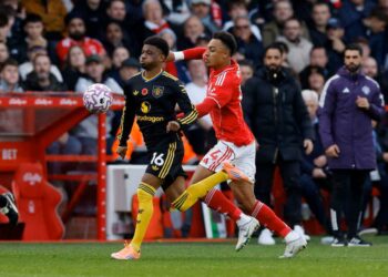 PENYERANG Manchester United, Amad Diallo diasak pemain Nottingham Forest, Dan Ndoye pada aksi Liga Perdana Inggeris(EPL), di stadium The City Ground, semalam-AFP