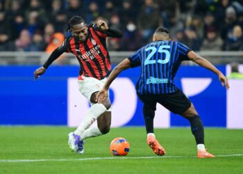 PEMAIN AC Milan, Rafael Leao cuba melepasi halangan pemain Inter Milan, Manuel Akanji pada aksi derbi di San Siro awal pagi tadi-AFP