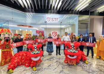 SHAHARUDDIN Abu Sohot (tengah) merasmikan pusat sehenti Malaysia My Second Home (MM2H) yang pertama dikendalikan secara swasta di negara ini di The Exchange 106 hari ini.