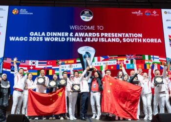 DARI kiri; Presiden WAGC, Isac Saminathan dan Pengarah Tourism Malaysia Seoul, Kamilia Hani Abd. Halim bergambar bersama pasukan China yang muncul juara kumpulan pada Kejohanan Dunia WAGC di Jeju, Korea Selatan.