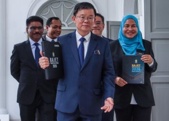 CHOW Kon Yeow (tengah) ketika hadir untuk membentangkan Belanjawan 2026 Pulau Pinang pada Sidang Dewan Undangan Negeri (DUN) Pulau Pinang, hari ini.-UTUSAN/DANIAL SAAD