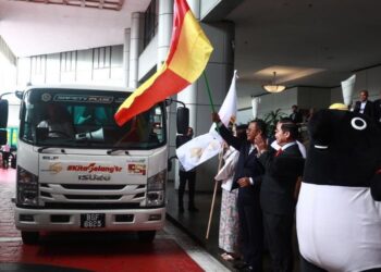 AMIRUDIN Shari pada Majlis Pelancaran serta Penyerahan Lori Operasi SELKitar Negeri Selangor di Bangunan Sultan Salahuddin Abdul Aziz Shah, Shah Alam, hari ini.