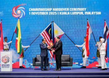 MOHAMED Khaled Nordin dan Setiausaha Pertahanan Filipina, Gilberto Teodoro ketika Majlis Penyerahan Tugas Kepengerusian Mesyuarat Menteri Pertahanan dan Mesyuarat Menteri Pertahanan ASEAN Plus, di Pusat Konvensyen Kuala Lumpur, di sini hari ini. - UTUSAN/SHIDDIEQIIN ZON