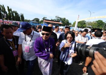 Ketua Menteri Sabah, Datuk Seri Hajiji Noor tiba di Pusat Penamaan Calon sempena Pilihan Raya Umum Dewan Undangan Negeri Sabah ke-17 di Dewan Seri Sulaman, Majlis Daerah Tuaran di sini hari ini. -UTUSAN/AMIR KHALID