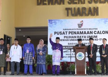 Calon Gabungan Rakyat Sabah (GRS) merangkap Ketua Menteri Sabah, Datuk Seri Hajiji Noor bergambar bersama barisan calon yang bertanding selepas diumumkan sebagai calon Pilihan Raya Negeri Sabah ke-17, Dewan Undangan Negeri (DUN) N.12 Sulaman di Dewan Seri Sulaman, Majlis Daerah Tuaran di sini hari ini. - UTUSAN/AMIR KHALID