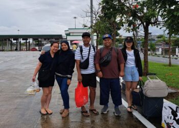 LIMA daripada enam sahabat yang tiba di Bukit Kayu Hitam selepas terkandas di Hat Yai sejak Jumaat lalu melalui pintu sempadan di Kompleks ICQS Bukit Kayu Hitam, Kubang Pasu.