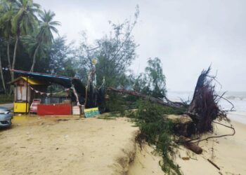 KEADAAN hakisan di Pantai Bisikan Bayu, Pasir Puteh, Kelantan. – MINGGUAN/YATIMIN ABDULLAH
