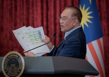 ANWAR Ibrahim menunjukkan senarai jemaah menteri baharu Kerajaan MADANI ketika sidang media khas bagi Pengumuman Anggota Kabinet Kerajaan MADANI di Bangunan Perdana Putra di sini, hari ini. UTUSAN/FAIZ ALIF ZUBIR