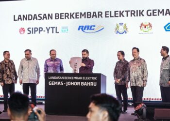 TUNKU Mahkota Ismail Sultan Ibrahim berkenan memasukkan replika kunci sebagai simbolik pelancaran Majlis Penyempurnaan dan Pengoperasian Landasan Berkembar Elektrik (LKE) Gemas-Johor Bahru di Stesen KTMB Kempas Baru, Johor Bahru, semalam. Turut hadir Anwar Ibrahim. – UTUSAN/SYAKIR RADIN