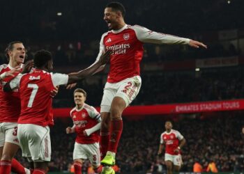 William Saliba (tengah) meledak gol pertama Arsenal ketika menewaskan Chelsea- AFP