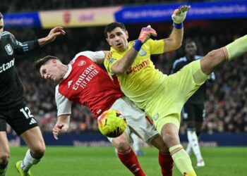 Penjaga gol Aston Villa, Emiliano Martínez (kanan) mengasak penyerang Arsenal, Viktor Gyokeres dalam saingan Liga Perdana Inggeris di Stadium Emirates, London, semalam. - AFP