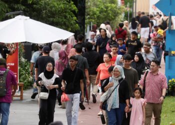 NARATIF kolektif membentuk cara masyarakat menilai kejayaan, peranan sosial dan identiti individu.