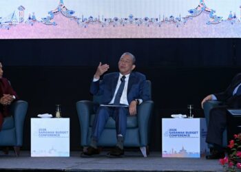 FADILLAH (tengah) dan Amir (kanan) ketika sesi forum sempena Persidangan Bajet Sarawak 2026 di BCCK, hari ini.
