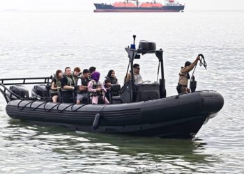 ORANG ramai tidak melepaskan peluang menaiki bot tentera di perairan Selat Melaka dengan bayaran RM10 sempena Sambutan Tahun Baharu 2026 dan Sambutan Jubli Intan Ke-60 GGK di Encore Melaka.