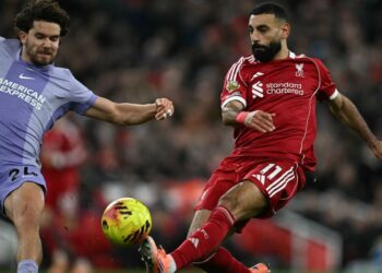 Pemain pertahanan Brighton, Ferdi Kadioglu (kiri) menghalang bola rembatan penyerang Liverpool, Mohamed Salah yang diturunkan dalam aksi Liga Perdana Inggeris di Anfield, kelmarin. - AFP