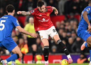 Penyerang Manchester United, Benjamin Sesko (tengah) kini sudah mula menemui sentuhan jaringan - AFP