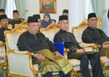ABU Bakar Hamzah (kiri) dan Mohd. Shukri Ramli (tengah) sebelum majlis angkat sumpah Menteri Besar Perlis baharu di Istana Arau, Perlis semalam. - UTUSAN/IZLIZAN OTHMAN