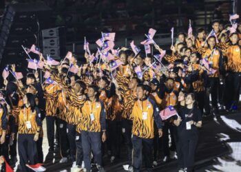 Kontinjen Malaysia melepasi pentas utama dalam upacara penutup Sukan SEA 2025 Thailand bulan lalu. - UTUSAN/FARIZ RUSADIO