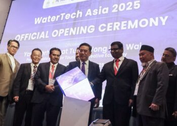 JASENI Maidinsa (tiga dari kiri) bersama Wong Hon Wai (tengah) dan Pathmanathan (tiga dari kanan) ketika melakukan gimik perasmian sempena program Pameran & Forum WaterTech Asia 2025 di PWCC, George Town, Pulau Pinang hari ini.-UTUSAN/DANIAL SAAD