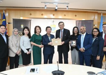 CHOW Kon Yeow (lima dari kiri) ketika menerima kunjungan hormat delegasi Intel Corporation yang diketuai oleh Lip-Bu Tan (lima dari kanan) di George Town, Pulau Pinang, hari ini.-GAMBAR/PEJABAT KETUA MENTERI PULAU PINANG