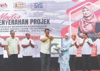FADHLINA Sidek (empat dari kanan) pada Majlis Penyerahan Sekolah Baharu 20 Bilik Darjah, Asrama dan Kemudahan Lain di SMKA Sheikh Tahir Jalaluddin, Seberang Perai Tengah, Pulau Pinang, kelmarin. – UTUSAN/DANIAL SAAD