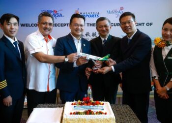 YEOH Soon Hin (tiga dari kiri) menunjukkan replika kapal terbang Spring Airlines bagi menandakan permulaan penerbangan harian terus dari Lapangan Terbang Antarabangsa Pudong, Shanghai ke LTAPP pada 30 Januari 2026.