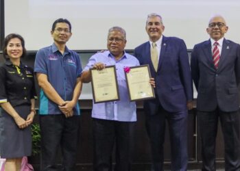 WAN Ahmad Jaafar Wan Yahaya (tengah) bersama Paul R. Ellis (dua dari kanan) pada majlis penyerahan pensijilan RCMS di USM, George Town, Pulau Pinang hari ini.-UTUSAN/DANIAL SAAD