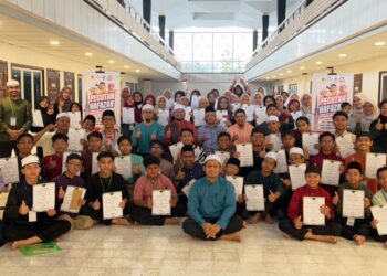 ANTARA peserta Kem Pecutan Hafazan MRSM Ulul Albab Semalaysia di Masjid Negara, Kuala Lumpur.