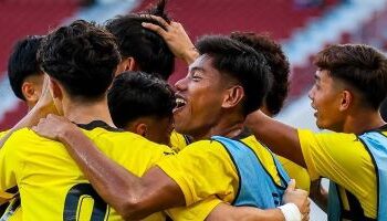 Pemain skuad bawah 23 tahun negara meraikan kejayaan menewaskan Laos 4-1 dalam aksi Kump;ulan B Sukan SEA di Stadium Nasional Rajamangala, Bangkok, kelmarin. - IHSAN FAM