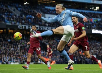 HAALAND ketika beraksi menentang West Ham, hari ini. - AFP