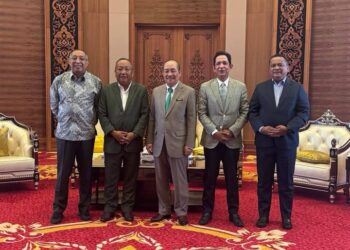 HAJIJI Noor (tengah) bersama Jafry Arifin (dua dari kanan) serta kepimpinan UMNO Sabah.