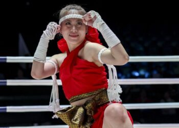 Atlet muay thai negara, Yan Jia Chi beraksi dalam acara Wai Kru individu wanita Sukan SEA Thailand 2025 di Stadium Boxing Lumpinee, Bangkok, semalam. - UTUSAN/FARIZ RUSADIO