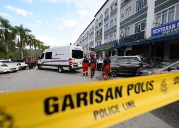 PIHAK polis dan bomba melakukan siasatan susulan kejadian letupan di Pangsapuri Desa Palma, Nilai, Seremban.