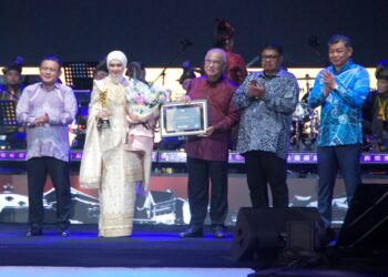 SITI Nurhaliza menerima Anugerah Tokoh Pelancongan Melaka daripada Mohd. Ali Mohd. Rustam dan dihadiri oleh Ab. Rauf dan Abdul Razak Abdul Rahman di Encore Melaka, Kota Laksamana. - UTUSAN/AMRAN MULUP