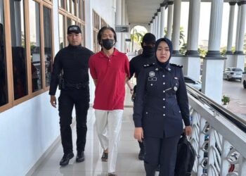 MOHAMMAD Saslizam Shaaree dikawal anggota polis selepas dihadapkan ke Mahkamah Majistret atas pertuduhan mengedar syabu di Mahkamah Alor Setar, Kedah hari ini.