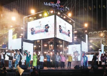 ANWAR Ibrahim dan Menteri Pelancongan, Seni dan Budaya, Datuk Seri Tiong King Sing pada Majlis Sambutan Tahun Baharu dan Pelancaran Tahun Melawat Malaysia 2026 di Jalan Bukit Bintang, Kuala Lumpur, kelmarin. – UTUSAN/SHIDDIEQIIN ZON