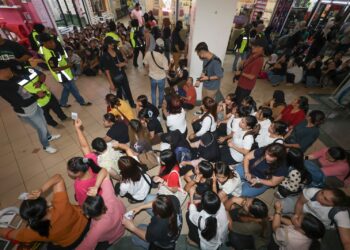 SEBAHAGIAN warga asing yang diperiksa dan ditahan dalam serbuan operasi penguatkuasaan Jabatan Imigresen Malaysia di Pusat Beli Belah Galaxy Ampang, Kuala Lumpur hari ini. - UTUSAN/AMIR KHALID