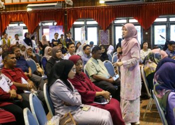 FADHLINA Sidek ketika sesi dialog bersama ibu bapa dan guru yang hadir ke Program PAKAT Prasekolah Peringkat Negeri Kedah di Dewan Al-Farabi JPN Kedah di Alor Setar, Kedah hari ini. - UTUSAN/ SHAHIR NOORDIN
