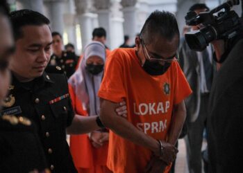 KETUA Pengarah, Timbalan Ketua Pengarah (Operasi) dan seorang penolong pegawai Jabatan Alam Sekitar  keluar dari Kompleks Mahkamah Putrajaya, semalam. – UTUSAN/FAIZ ALIF ZUBIR