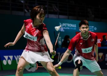 Aksi pasangan beregu campuran negara, Goh Soon Huat dan Shevon Lai ketika menentang pasangan Amerika Syarikat, Presley Smith dan Jennie Gai pada pusingan keenam belas Kejohanan Badminton Terbuka Malaysia 2026, di Stadium Axiata Arena, di sini hari ini.-UTUSAN/SHIDDIEQIIN ZON