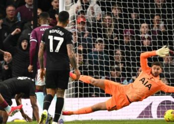 Penyerang Burnley, Lyle Foster menjaringkan gol kedua pasukannya menentang Spurs dalam aksi Liga Perdana Inggeris di Turf Moor , semalam. - AFP
