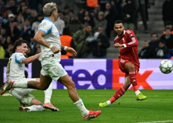 PEMAIN Liverpool, Cody Gakpo melakukan rembatan ke gawang Marseille untuk gol ketiga buat The Reds dalam aksi Liga Juara-Juara Eropada di Stade Velodrome, Marseille.
