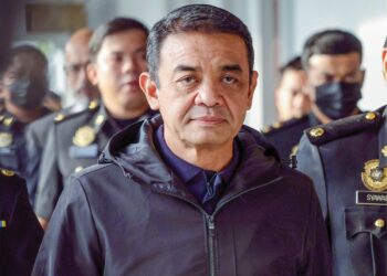 MUHAMMAD HAFIZUDDIEAN ketika tiba di Kompleks Mahkamah Kuala Lumpur diiringi pegawai Suruhanjaya Pencegahan Rasuah Malaysia (SPRM) semalam.