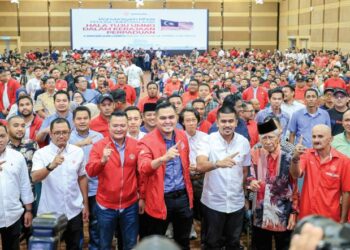 AKMAL Saleh (tengah) bersama barisan Exco dan pemuda bergambar pada Konvensyen Khas Pemuda UMNO berhubung hala tuju UMNO dalam Kerajaan Perpaduan di Dewan Tun Dr. Ismail, Pusat Dagangan Dunia (WTC), Kuala Lumpur, hari ini. - UTUSAN/FARIZ RUSADIO