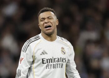Kylian Mbappe mengalami terseliuh pada lutut kiri. - AFP