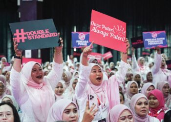 GELAGAT Perwakilan Puteri UMNO pada Perhimpunan Agung Puteri UMNO di Pusat Dagangan Dunia (WTC) semalam.