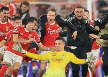 Pemain-pemain Benfica meraikan kejayaan menewaskan Real Madrid dalam saingan Liga Juara-Juara di Lisbon, semalam. AFP