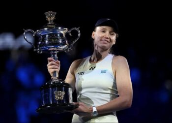 RYBAKINA menebus kekecewaan lalu, malah mengesahkan status Rybakina sebagai antara pemain paling konsisten di pentas Grand Slam apabila menambah koleksi kejuaraan utamanya selepas Wimbledon 2022.-AFP