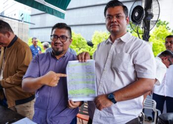 MOHAMAD Shafiq Abdul Halim (kanan) menunjukkan dokumen lejar yang mendedahkan rekod transaksi kewangan berkenaan selepas sidang akhbar di Restoran Syed Bistro di sini, hari ini. UTUSAN/SADDAM YUSOFF