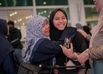 ANTARA jemaah umrah yang terkandas selamat tiba di KLIA semalam. - UTUSAN/FAIZ ALIF ZUBIR